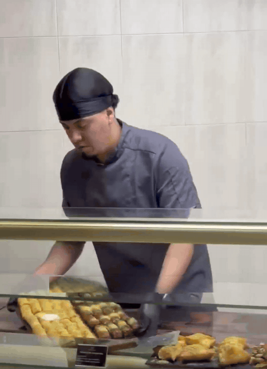 Obrador artesanal preparando dulces árabes
